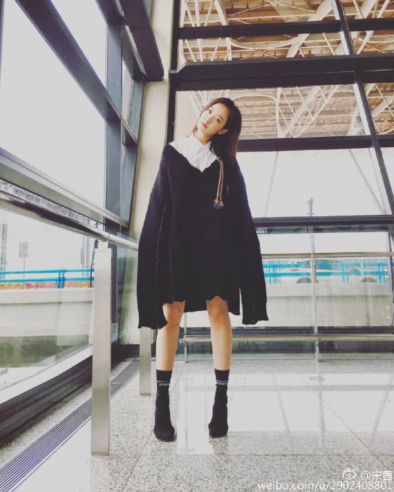 越冷越要秀美腿！杨幂倪妮宋茜这些带货女王谁才是美腿精