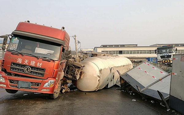 西安一路面洒水结冰 致罐车侧翻路边