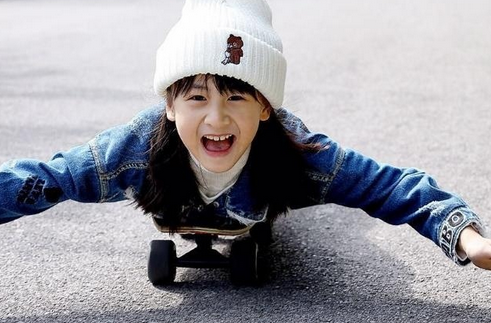 田亮微博晒森碟照片 滑板少女活力十足