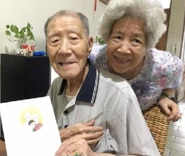 台湾94岁爷爷结婚60年秀恩爱 用岁月诠释相濡以沫