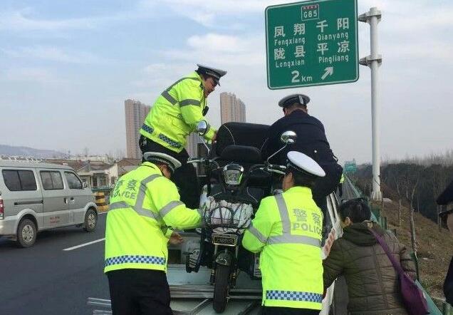 老夫妻骑电动车旅游误上西宝高速逆行 吓坏过路车