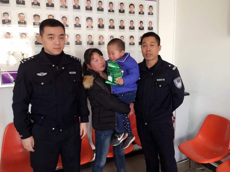 民警带三岁走失男童满街找父母 四个小时后母子团聚