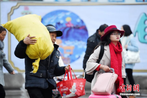 哪怕路途遥远，哪怕一票难求，仍然阻挡不了回家的脚步。1月13日，为期40天的2017春运正式拉开帷幕，许多在外打拼的人员陆续踏上返乡的归程。鲍赣生 摄