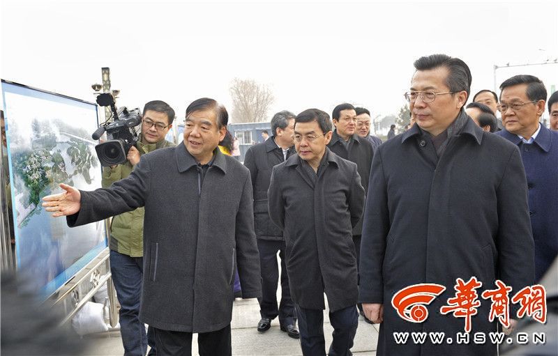 1月16日,在西安草滩渭河河堤,省委常委,西安市委书记王永康(前排右一)