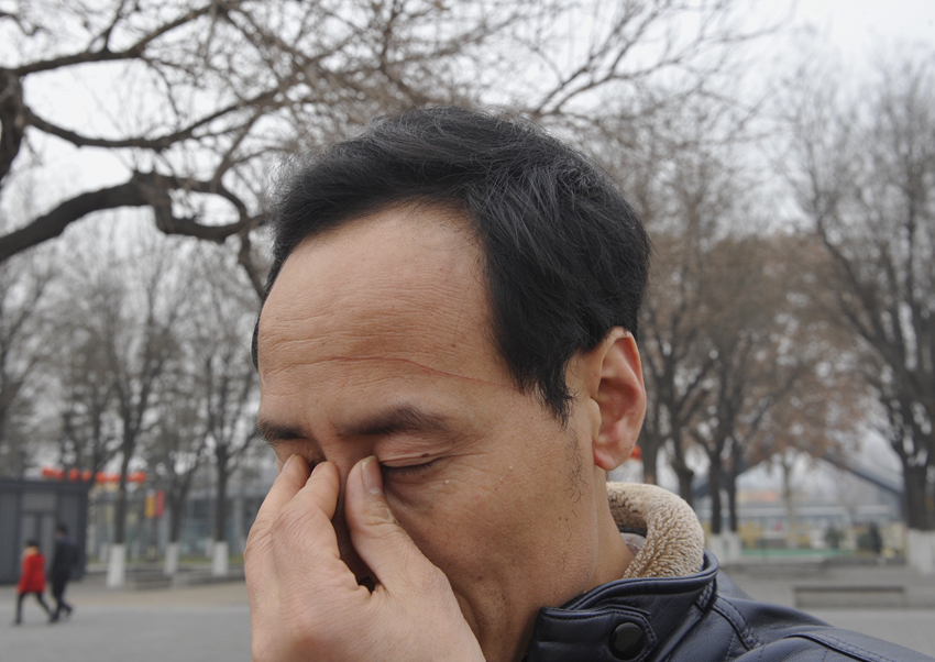 西安男子骑电动车过大明宫 被树上风筝线划伤脸