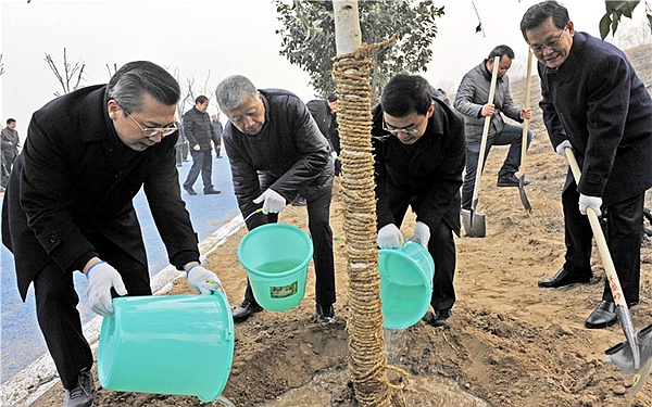 市委书记市长领衔担任河长 对所包河流进行巡查督导