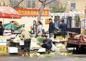 西安景寓学府东区摊贩占道严重 过往车辆"擦身而过"