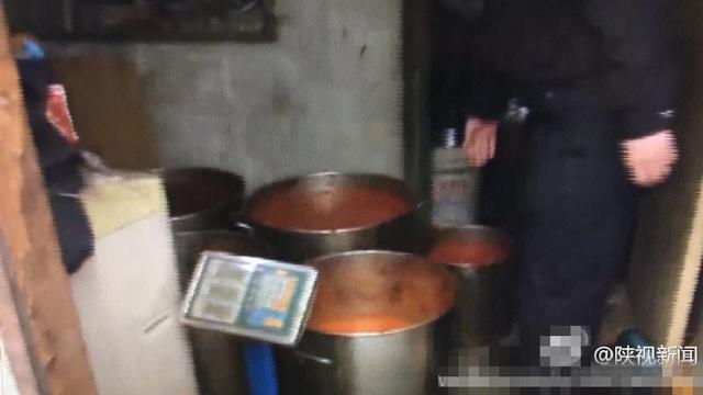 西安师大路暗藏“黑作坊” 警方食药监联合查处