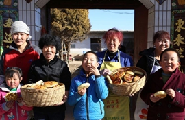 "土烤炉"炸油果子年味浓