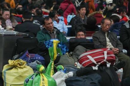 铁路春运返乡客流迎最高峰 这份指南助你平安回家