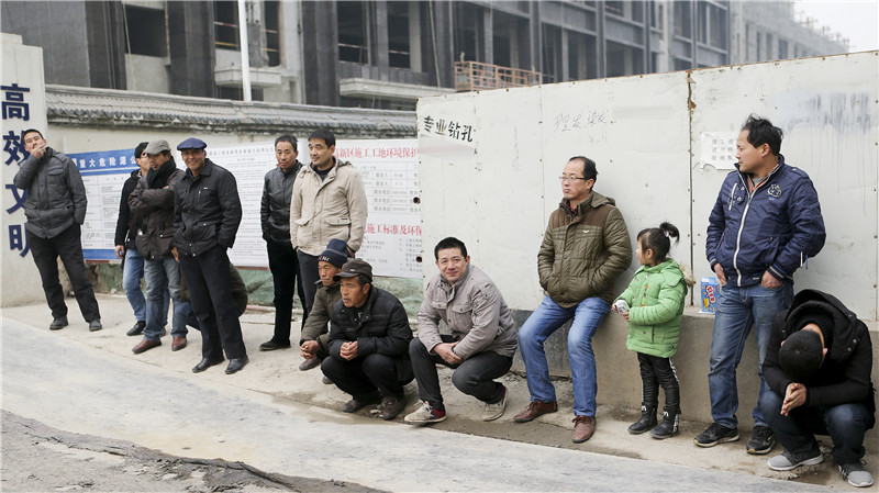 近三十人围在西安一工地门前 后天过年他们还在讨薪 
