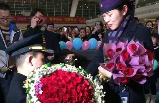 火车站上演浪漫一幕!检票员收到陌生旅客玫瑰花