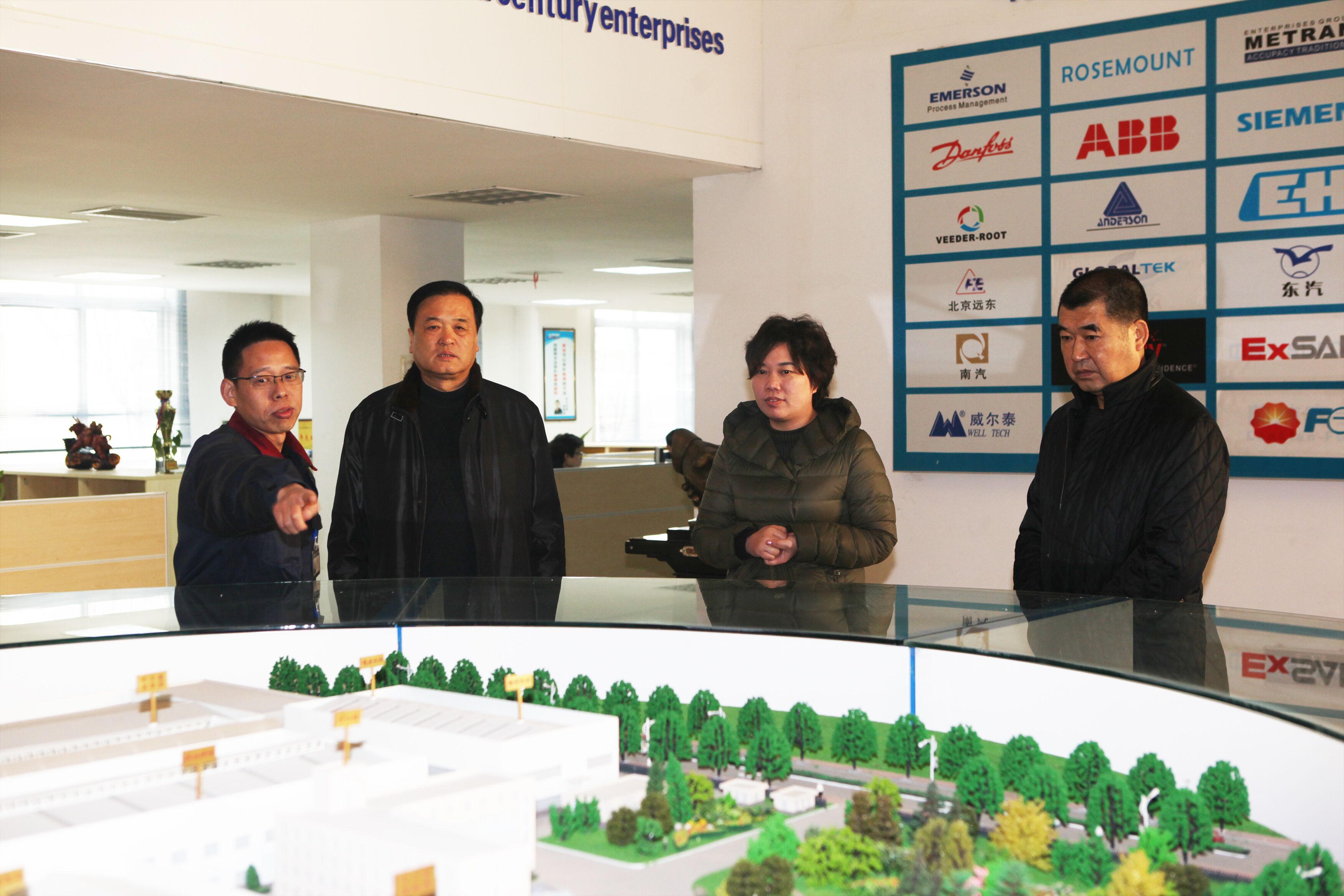 副市长聂仲秋、市政府咨询员康宝奇走访航空基