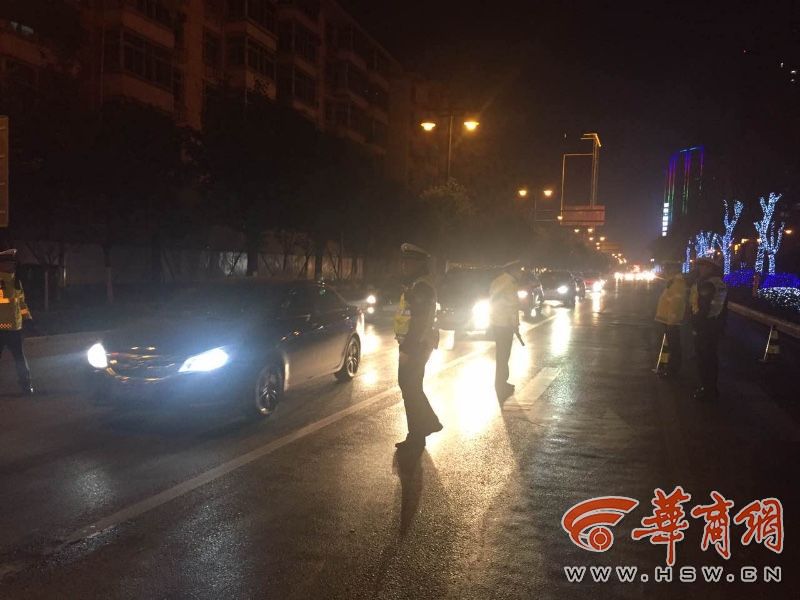 灞桥交警在长乐东路设卡盘查酒驾 查出一名在逃人员