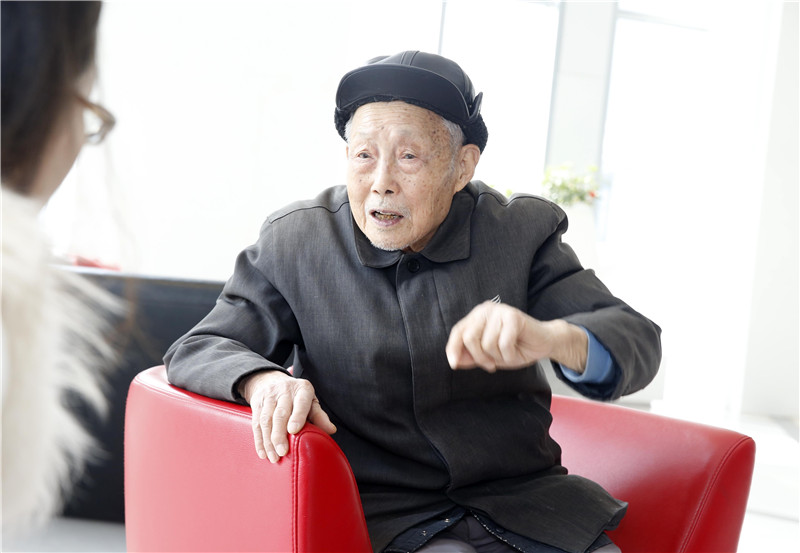 西安90岁老人为环保谏言 称看不见蓝天白云心情沉重