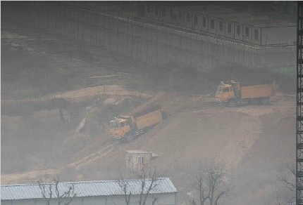 西安重污染天仍有工地进行土方作业 持续一个多小时