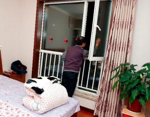 陕西儿童高层坠亡频发追踪 新房防护栏最好别拆