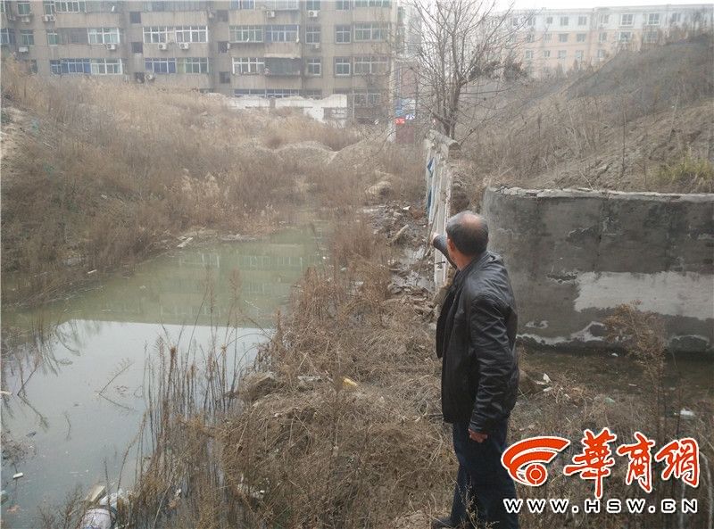 咸阳一工地土堆突然渗水 30层高楼地基被泡40