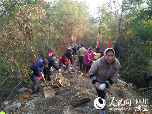 村民们参加建设旅游步道现场。