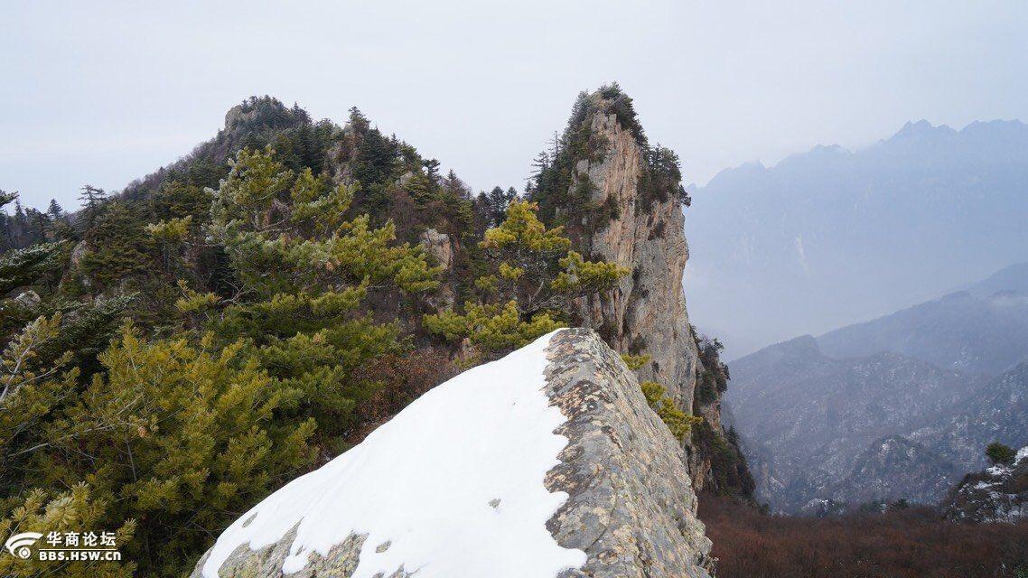 =999) this.width=1000;" class="showappimg" > 【风光简介】 药王谷风景区位于太白县鹦鸽镇柴胡山村,距西安140公里,主要由观音庙、药王石锅、药王洞连环冰瀑、药王台、柴胡坪百药园五大景区及 30多个景点组成,据考证药王孙思邈曾在此隐居研修,文化历史悠久,自然风光怡人,名贵药材资源丰富,是登太白山的重要历史古道之一。 平安寺-海拔2790米,寺庙四周高山耸峙,沟谷深邃,向南远眺,拔仙台、跑马梁、西太白鳌太大梁尽收眼底,向西北眺望,桃川河流,蜿蜒曲折,晶莹如带