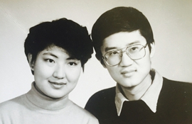 结婚22年 这对夫妻几乎每年都拍一张结婚纪念照