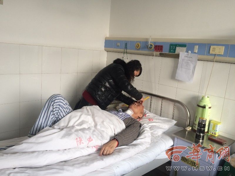 咸阳7旬老人住院行动不便 女子定期义务为其刮
