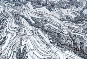 航拍雪后的黄土高原 黑白相间如水墨画