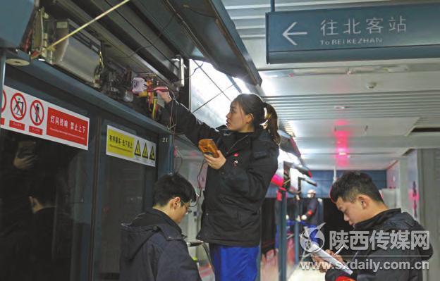  车辆检修工正在对列车走行部进行检修。