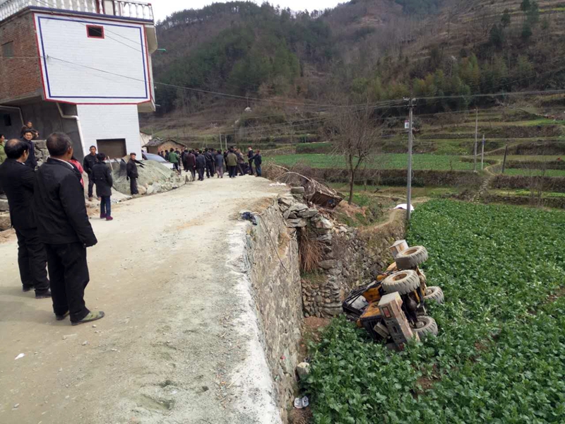 安康男子开铲车妻子开小车 会车时剐蹭男子身亡