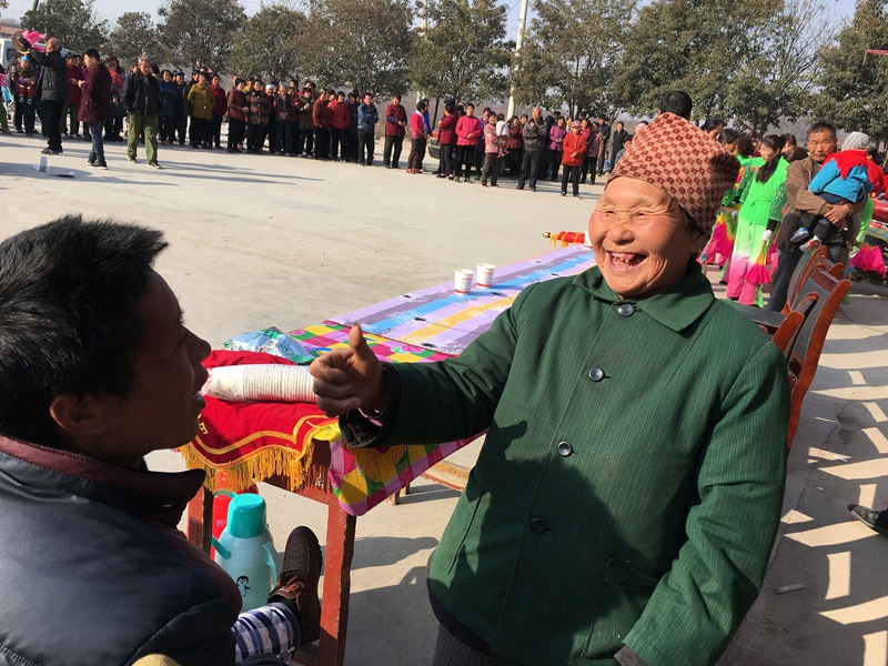 弟弟落水哥哥救时遇险 路过村民跳水救人受表彰