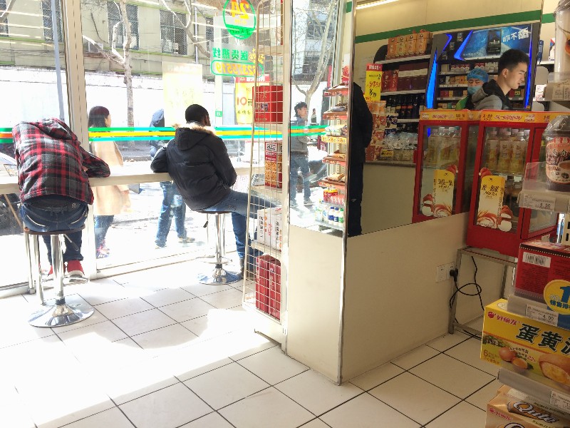 500米街道扎堆四家便利店 “不赚钱”还要站上风口?
