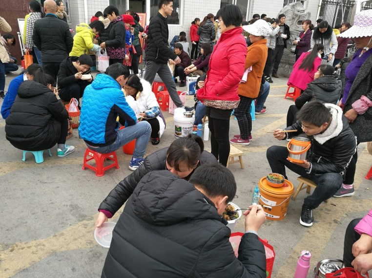 高考学生为抢时间路边吃饭|高考|学生-天下图库