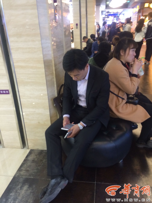 手机玩没电了？不怕，带两个手机也要陪着你.jpg