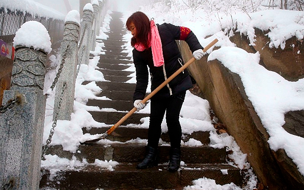 终南山上的女清洁工 吃完凉皮清积雪工资千元