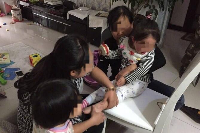 北郊一2岁女童脚卡椅背缝隙 消防员用扩张器取出