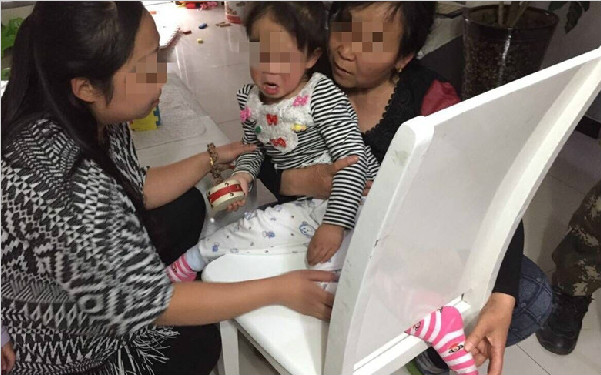 西安2岁女童脚卡椅背缝隙 消防员不到1分钟成功取出