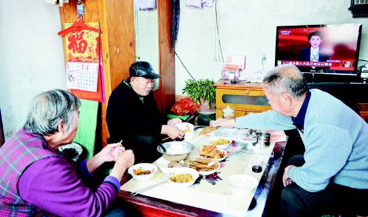 山东78岁老人照顾智障哥哥 28年不离不弃