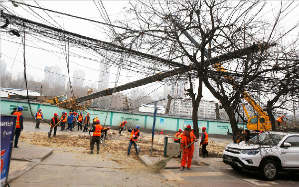 新城区一吊车在工地内施工时侧翻 路边一辆汽车被砸