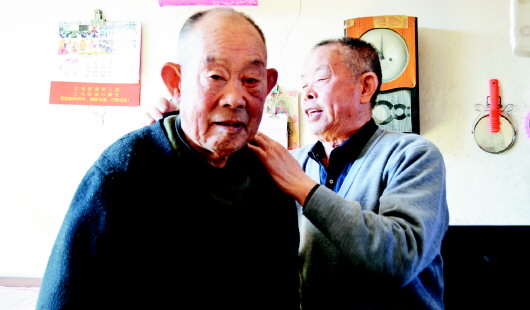 山东78岁老人照顾智障哥哥 28年不离不弃