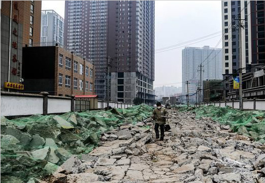 西安一小区门前道路被挖成了工地 居民出行不便