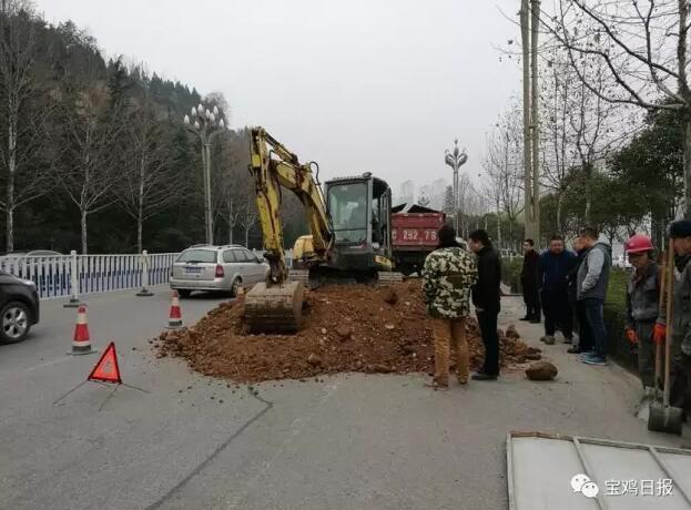 宝鸡滨河大道又现大坑 已是本月第四次出现深坑