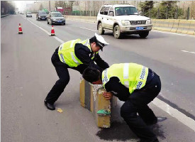 400余斤隔离桩横在西铜高速路快车道 交警徒手搬离