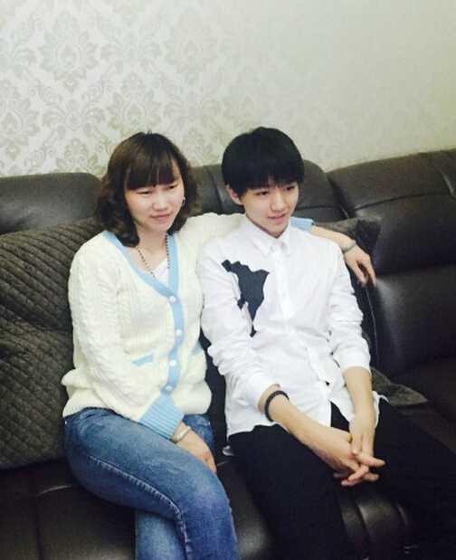 曝TFBOYS和妈妈的亲密照片 王俊凯妈妈好年