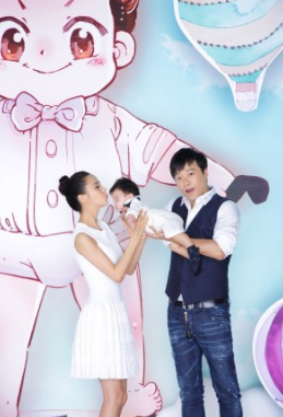 回归家庭做奶爸 陈思诚逛婴幼儿店认真挑玩具