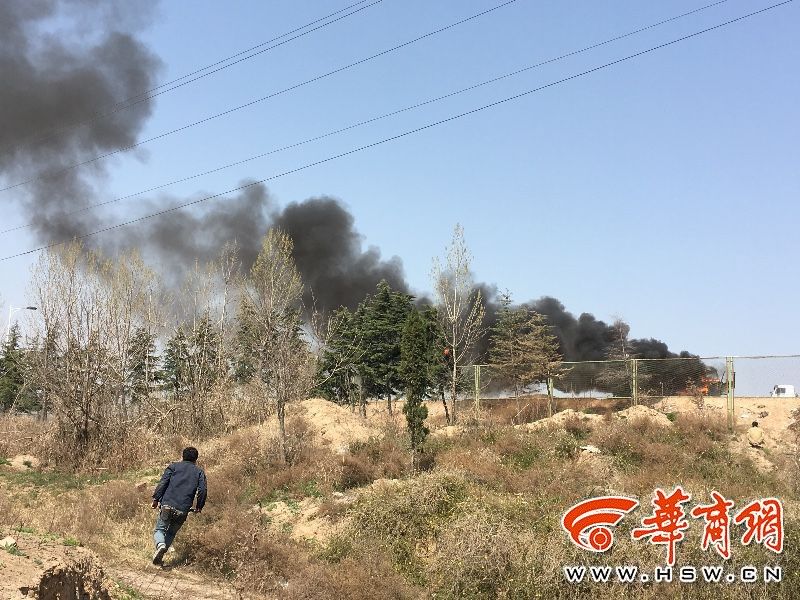 垃圾车在咸阳一垃圾填埋场内着火 冒出数十米