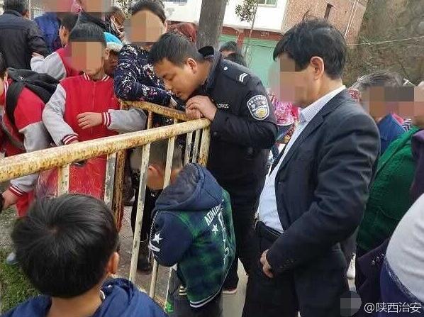 安康一名小学生头部卡在铁栏杆里 民警施救