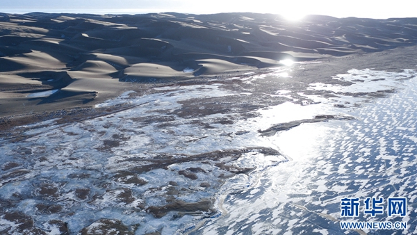 中国最美湖泊开湖了，一半是湖水一半是冰雪