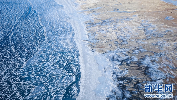 中国最美湖泊开湖了，一半是湖水一半是冰雪