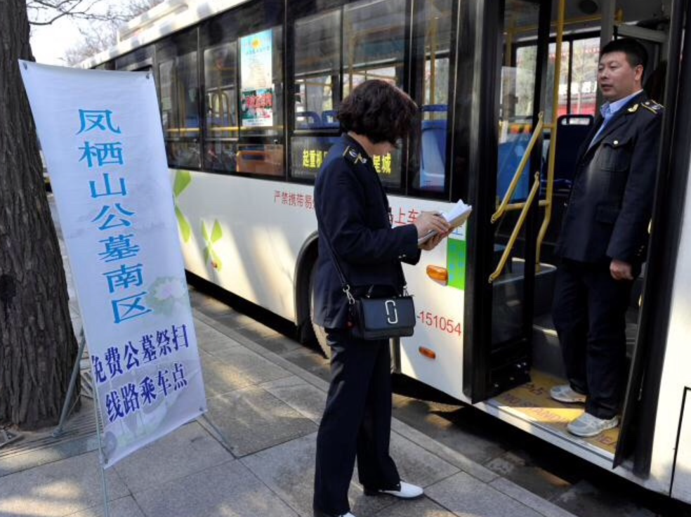 清明专线运行首日运送6500名市民  2日迎来高峰
