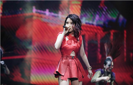 皮裤消失!邓紫棋演唱时短裙飘起竟露出了这里